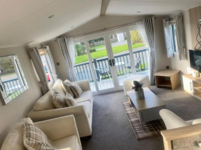 Charming 2-Bed Chalet in Tuxford
